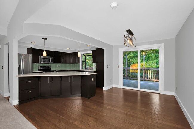 Building Photo - Sammamish 4 Bedroom Split-level