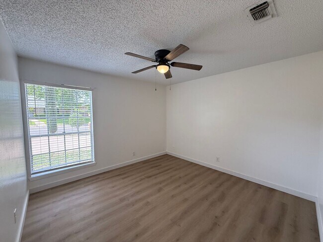 Building Photo - BEAUTIFUL 4 Bedroom 2 Bath  home with spacious backyard AVAILABLE NOW!