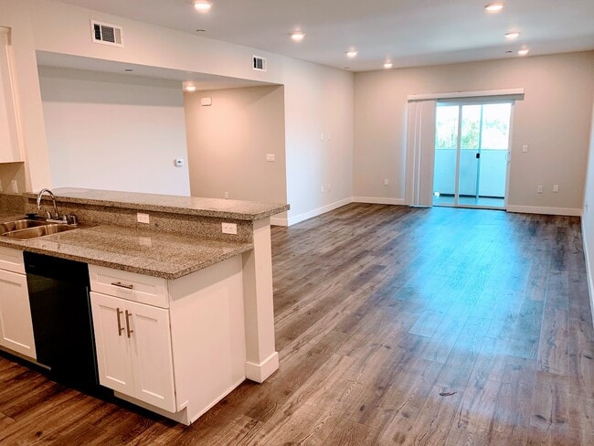 Building Photo - 14333 Roscoe Blvd