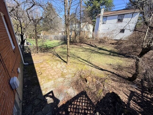 Building Photo - House on Centre Lane!