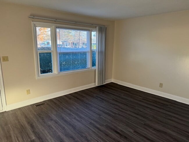 Building Photo - 303 Tall Pine Road