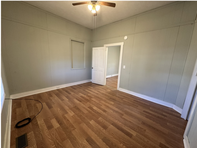 Building Photo - Cozy cottage in the heart of Kingsport!