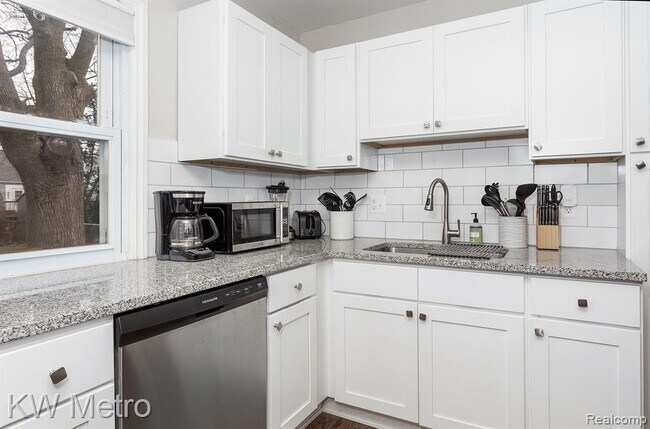 Building Photo - 3340 Edgeworth St