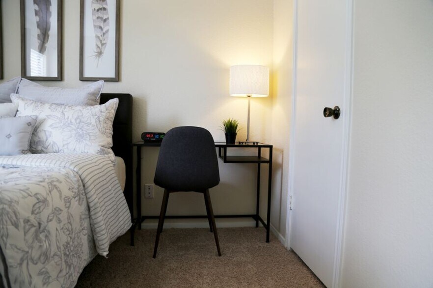 Building Photo - 925 Peggotty Pl