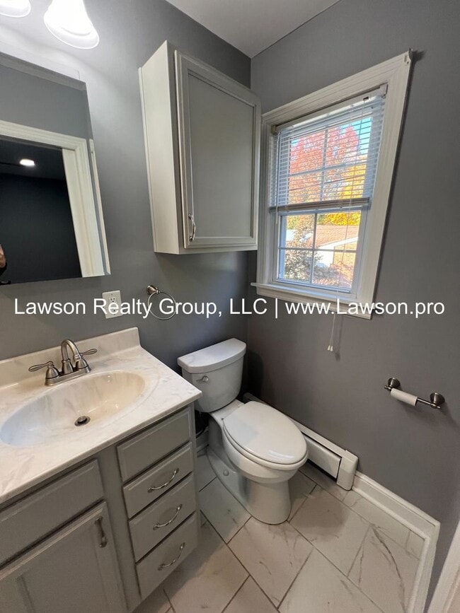 Building Photo - Very Nice & Spacious Home in Hidden Valley...