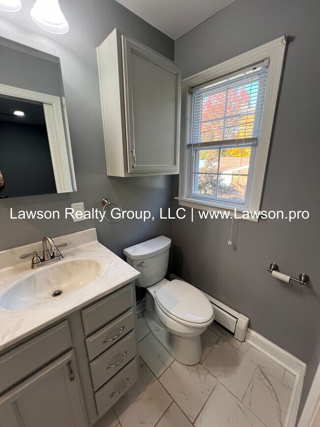 Building Photo - Very Nice & Spacious Home in Hidden Valley Neighborhood - Pet Friendly!