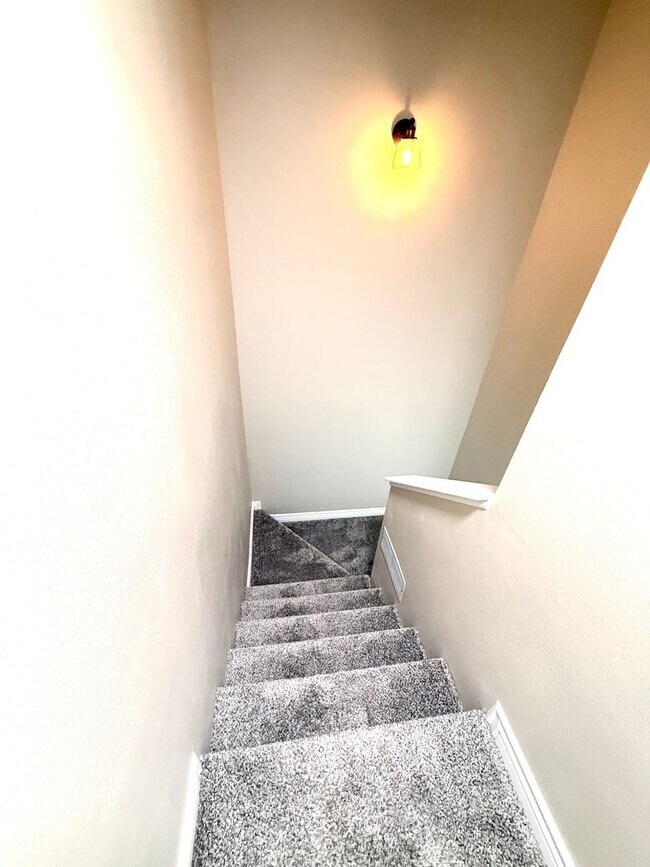 Building Photo - Updated 2 bed/2.5 bath townhome in Bear Creek