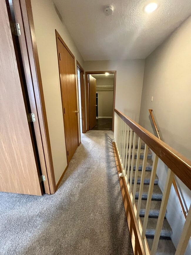 Building Photo - Rent Special - Spacious End Unit 2 Bed/1 Bath Townhome!