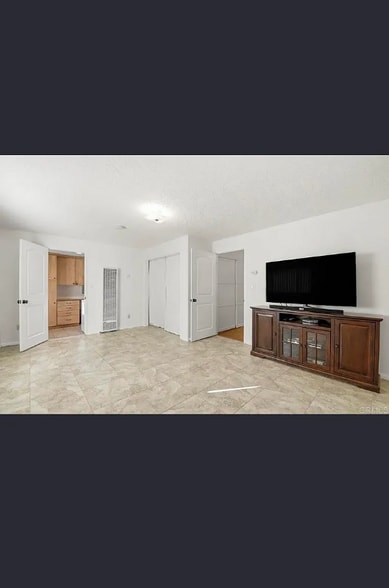 Building Photo - 5566 Streamview Dr