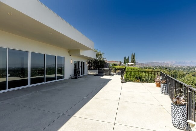 Building Photo - 4 Br 5 Ba with STUNNING VIEWS and Jacuzzi