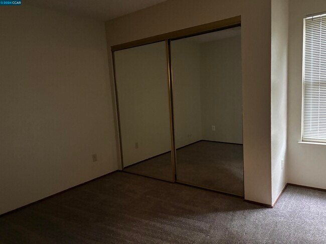Building Photo - 1602 Somerset Pl