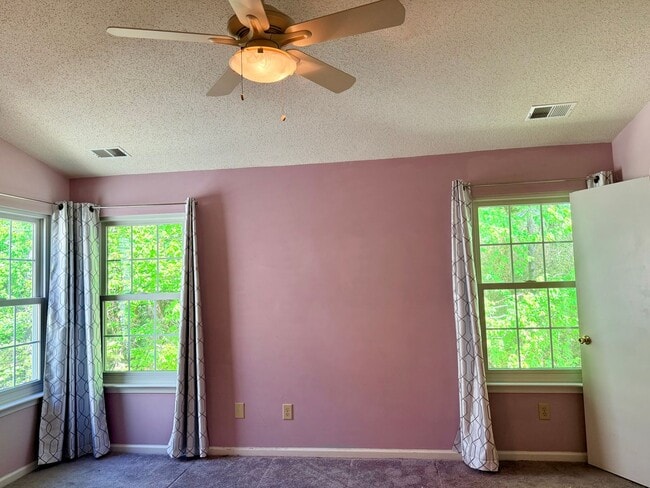 Building Photo - 3 Bed 2.5 Bath Hampton Home!