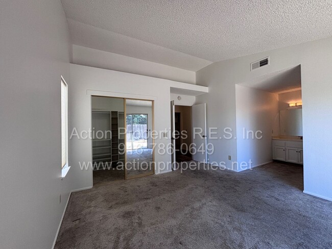 Building Photo - Charming 3 Bed, 2 Bath House - Close to Shopping, Schools, and Parks - New Paint - Updated Flooring!