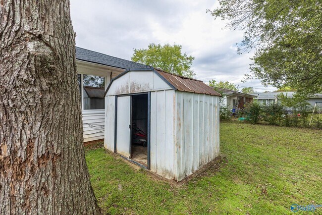 Building Photo - 816 Giles Dr NE