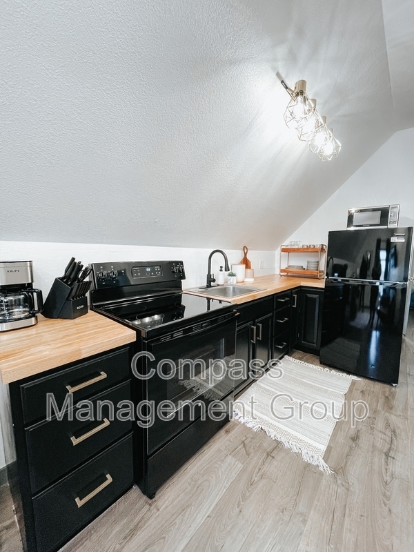 Building Photo - 813 Hall of Fame Dr