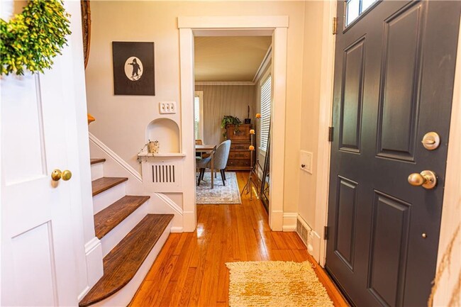 Building Photo - Stunning 4-Bedroom Home with Attached Gara...