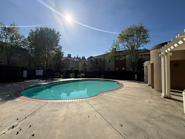 Building Photo - Bright Updated 1 Bedroom 1 Bath Condo in North San Jose
