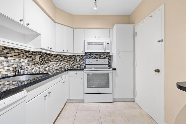 Building Photo - 500 Bayview Dr