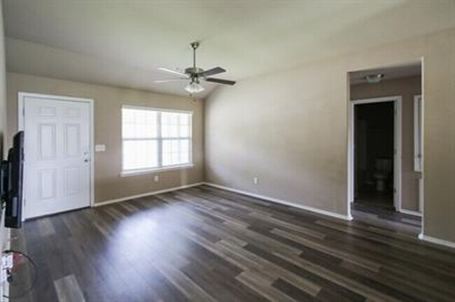 Building Photo - Beautiful East Fayetteville 3 bedroom/2 ba...