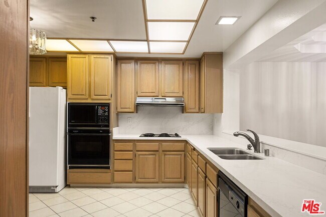 Building Photo - 2122 Century Park Ln