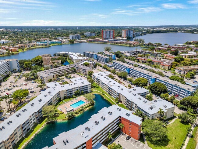 Building Photo - 1690 NE 191st St