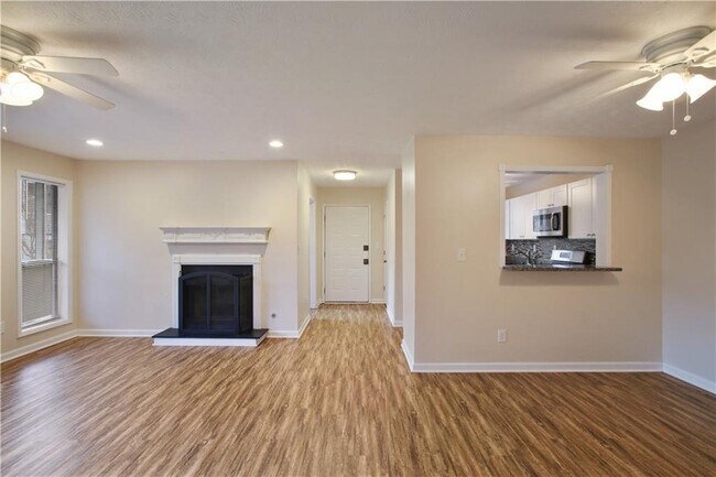 Building Photo - 210 Wynnes Ridge Cir SE