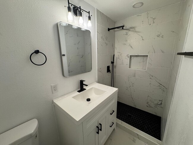 Building Photo - Stunning 4 Bed Newly remodeled!