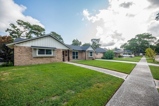 Building Photo - 926 Chantilly Ln