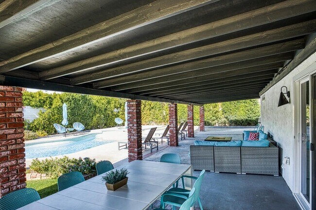 Building Photo - 2241 N San Gorgonio Rd