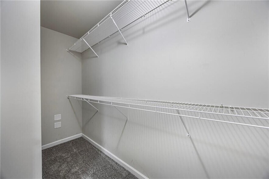 Building Photo - 4497 Ravenwood Dr