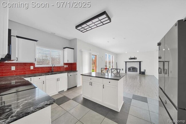 Building Photo - 2565 River Woods Dr N