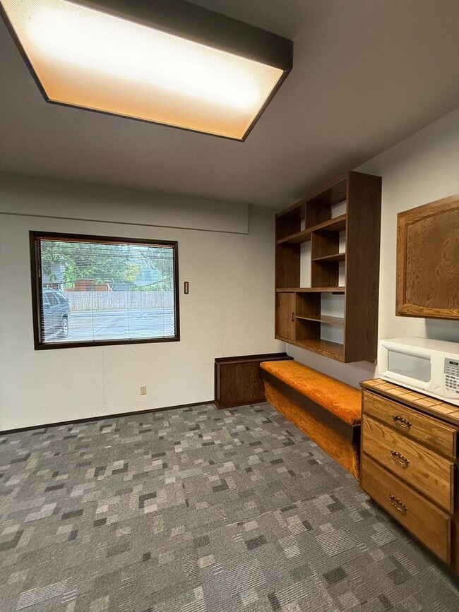 Building Photo - Gorgeous 4 bedroom home on corner lot in B...