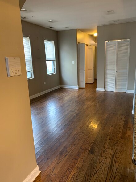 living room - 3444 W Schubert Ave