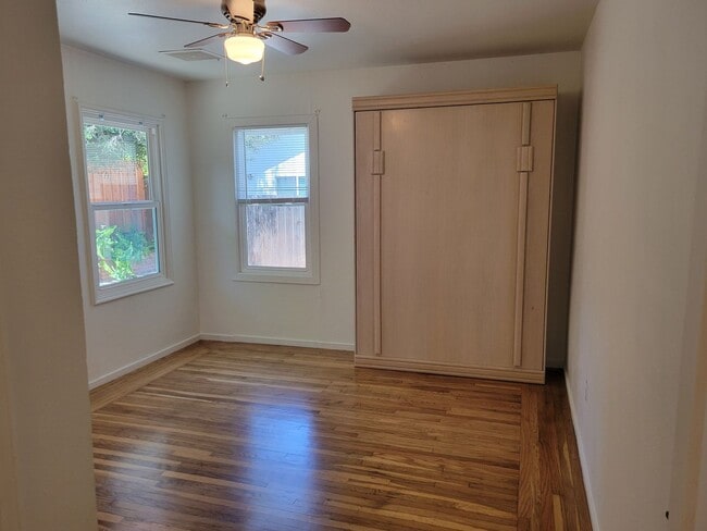 Building Photo - Super Cute Cottage on Large Lot in Quiet Area