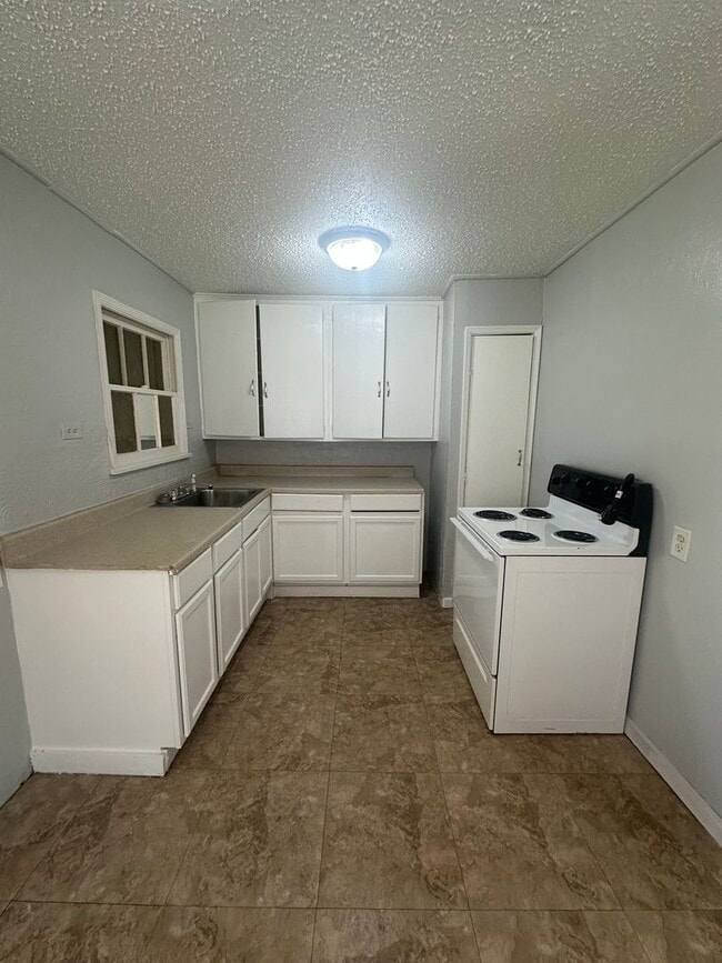 Building Photo - 2 Bed, 1 Bath, 1 Car Garage
