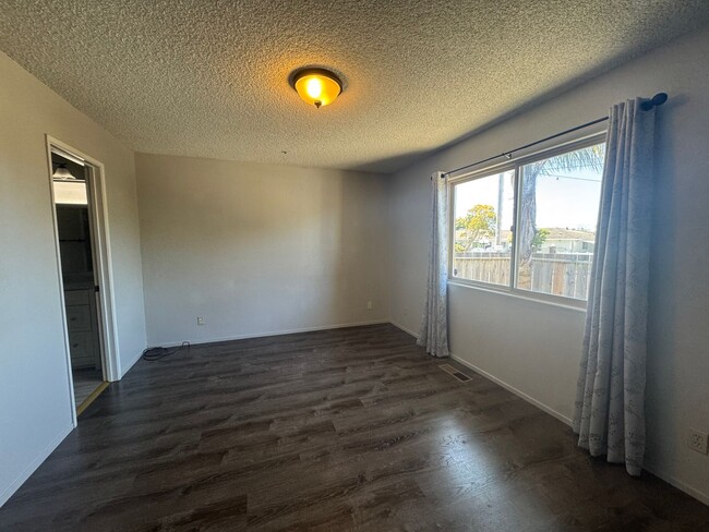 Building Photo - BRIGHT CORNER HOME WITH SPACIOUS BACKYARD ...