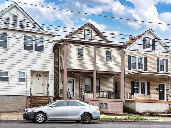 Building Photo - 3-Bed in the Heart of New Brunswick!"