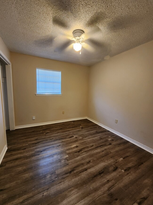 Building Photo - 2131 Woodside Dr