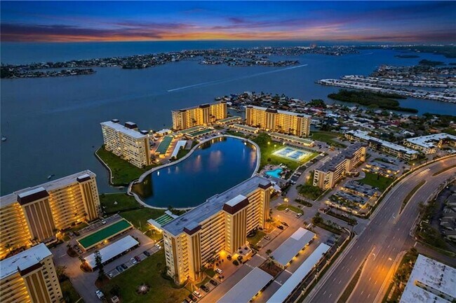 Building Photo - 4650 Cove Cir