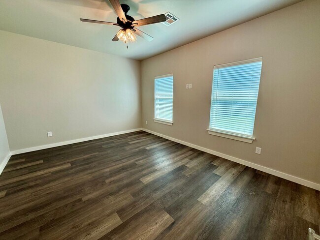 Building Photo - Brand NEW Large 1 Bed, 1 Bath in Beautiful...