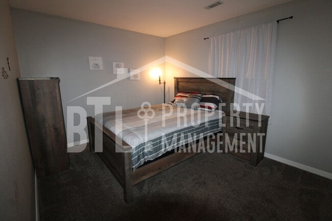 Building Photo - Charming Fully Furnished Condo with Prime ...