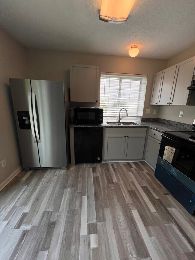 Building Photo - 6223 Cambridge Dr