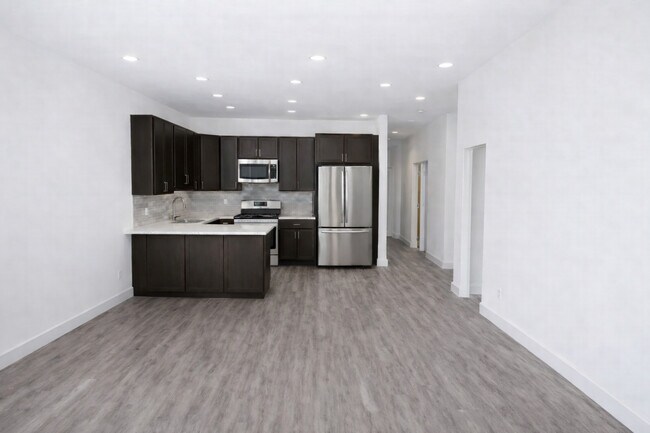 Building Photo - 3340 W Evergreen Ave