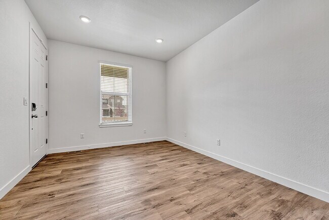 Building Photo - $4,300.00, 5 bed, 4.5-bath located in Broo...