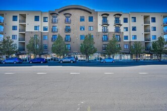 Building Photo - Stunning Condo in Excellent Salt Lake Loca...