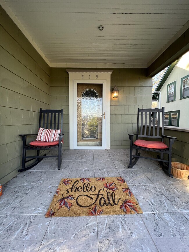 Building Photo - 519 School St