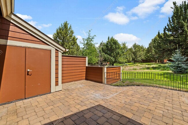 Building Photo - Eagle Crest Townhome Steps to Lakeside Cen...