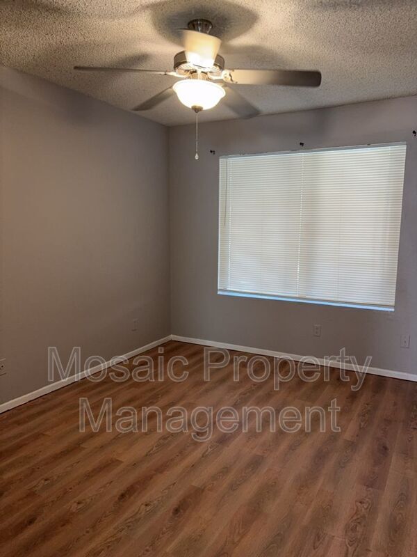 Building Photo - 2440 E Waltann Ln