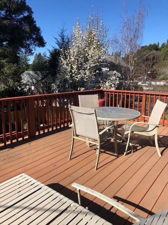 Building Photo - MOVE IN SPECIAL!!!! Charming 3 bedroom 2 bath home Sebastopol!!