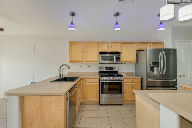 Building Photo - New Listing in Peoria